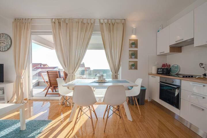Blue sky, modern sea view apartment Novalja Exteriör bild