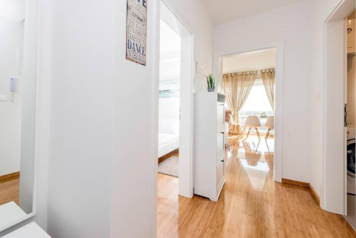 Blue sky, modern sea view apartment Novalja Exteriör bild