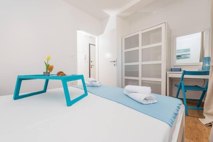 Blue sky, modern sea view apartment Novalja Exteriör bild
