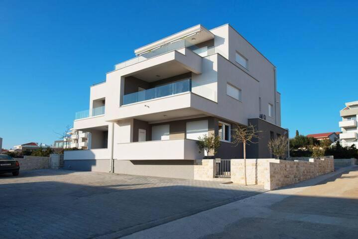 Blue sky, modern sea view apartment Novalja Exteriör bild
