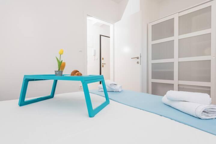 Blue sky, modern sea view apartment Novalja Exteriör bild