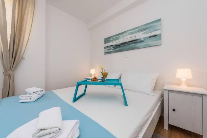 Blue sky, modern sea view apartment Novalja Exteriör bild