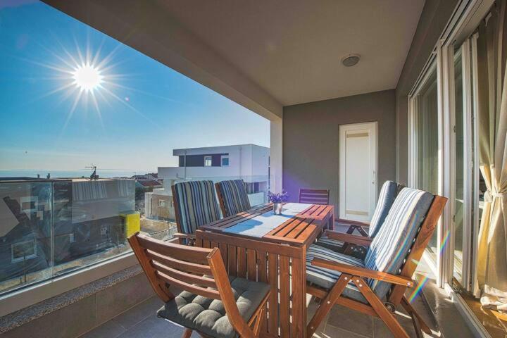 Blue sky, modern sea view apartment Novalja Exteriör bild