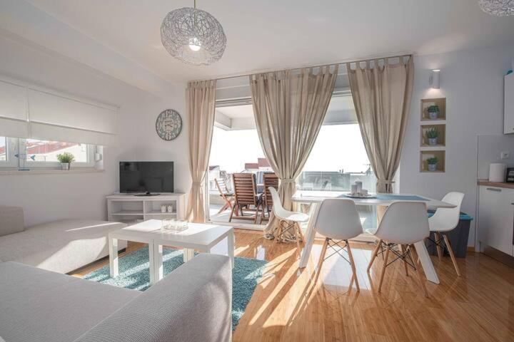 Blue sky, modern sea view apartment Novalja Exteriör bild