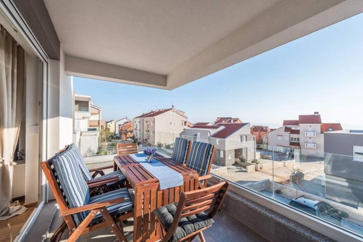 Blue sky, modern sea view apartment Novalja Exteriör bild